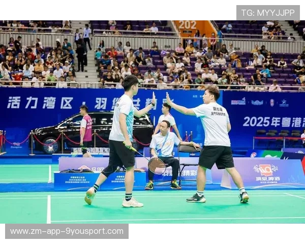 羽毛球决赛现场氛围炸裂，观众情绪推至高潮